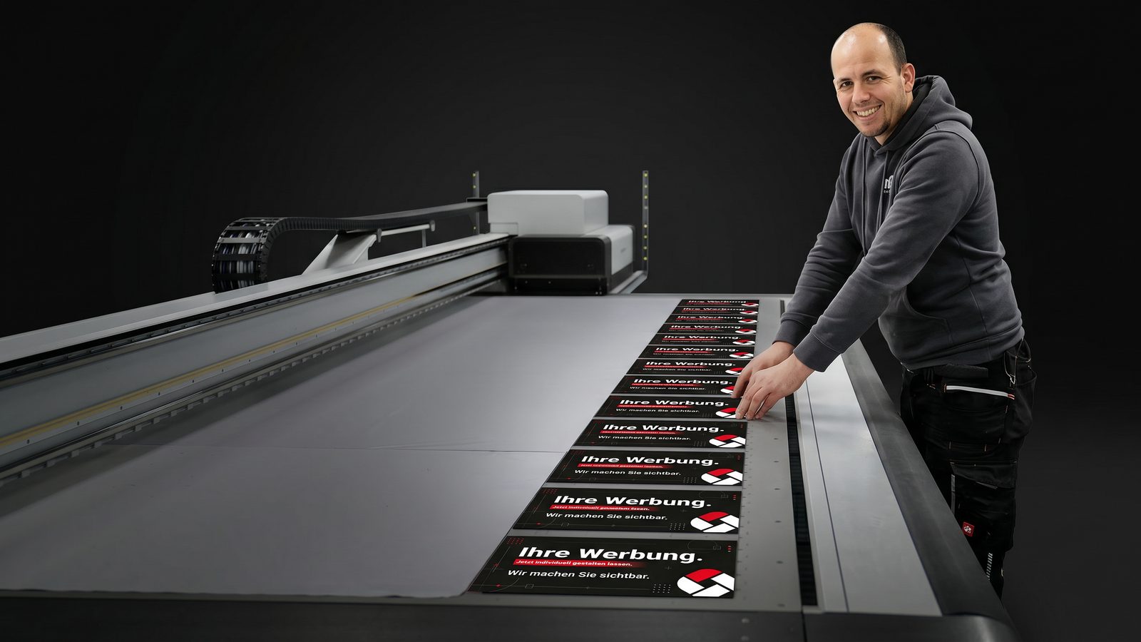 Werbetechnik-Mitarbeiter in der Produktion