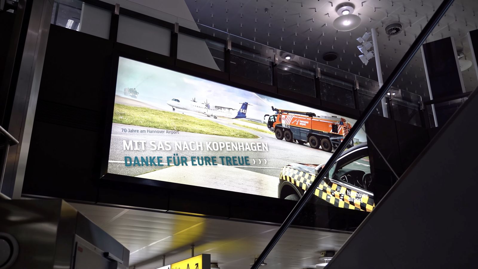 Hannover Airport, großflächige Coloramafläche von Beffori