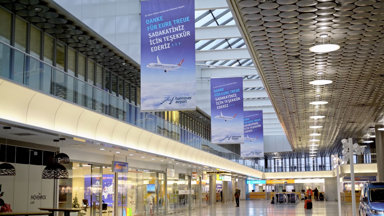 Hannover Airport, Deckenbanner von Beffori produziert