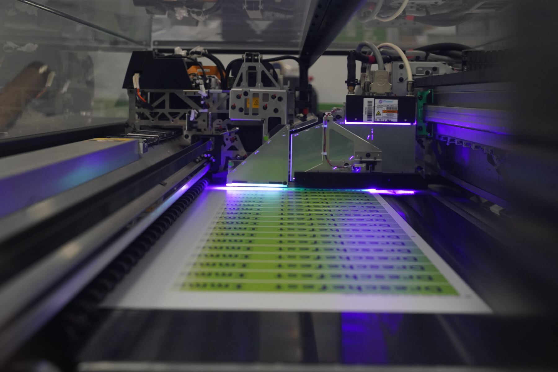 UV-LED-Druckmaschine in der Beffori-Produktion