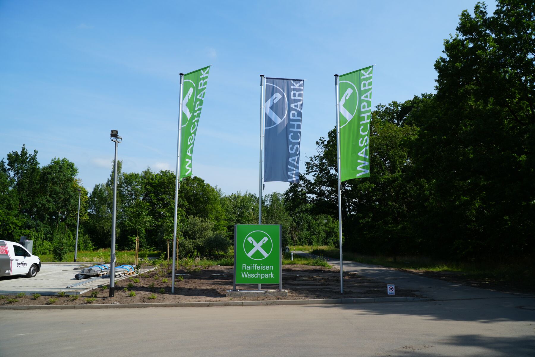 Werbeanlage mit Fahnen und Pylon für Raiffeisen Waschpark