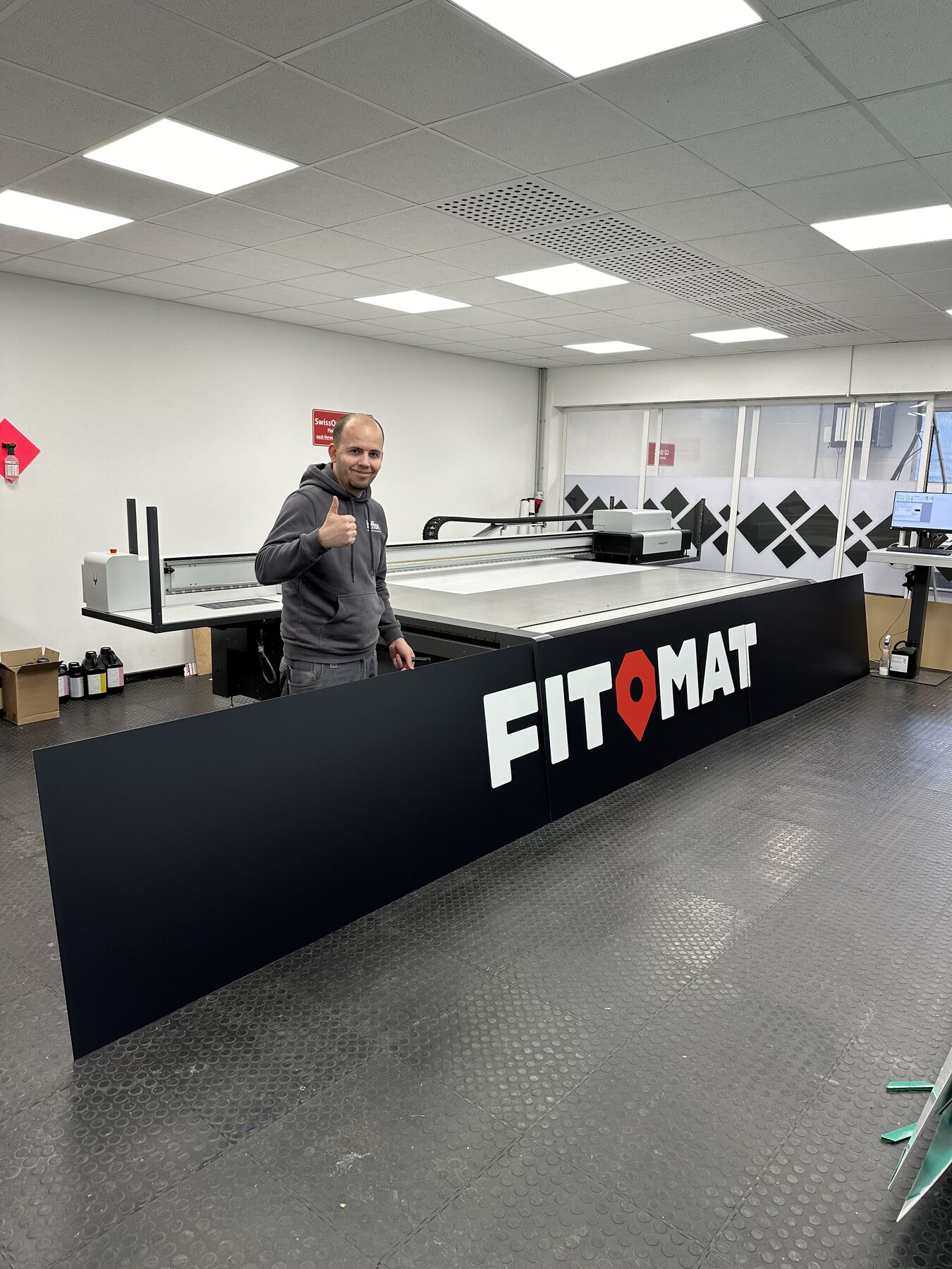 Großformatproduktion FITOMAT-Schild in der Produktion