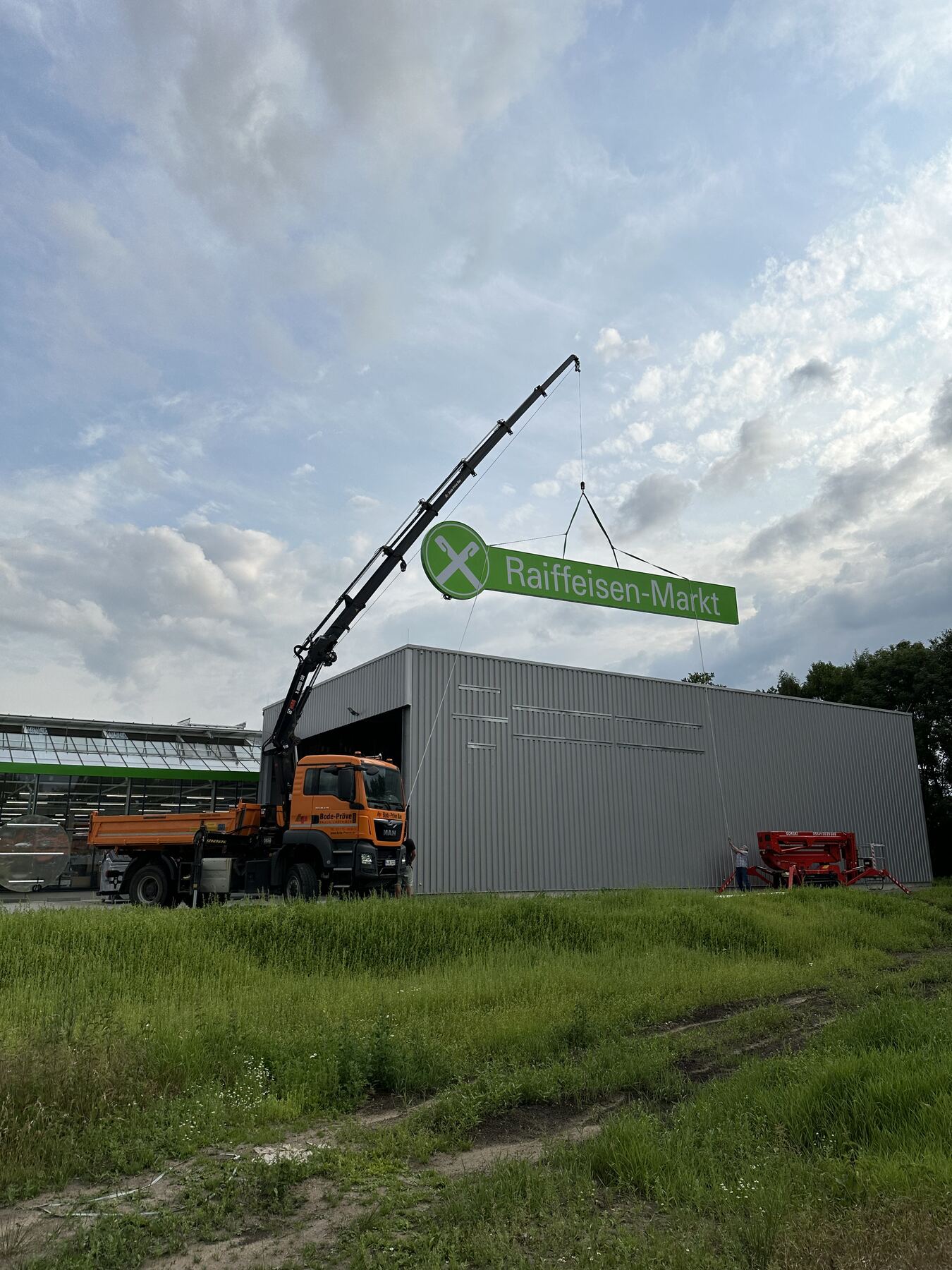 XXL-Schild Montage für Raiffeisen Markt