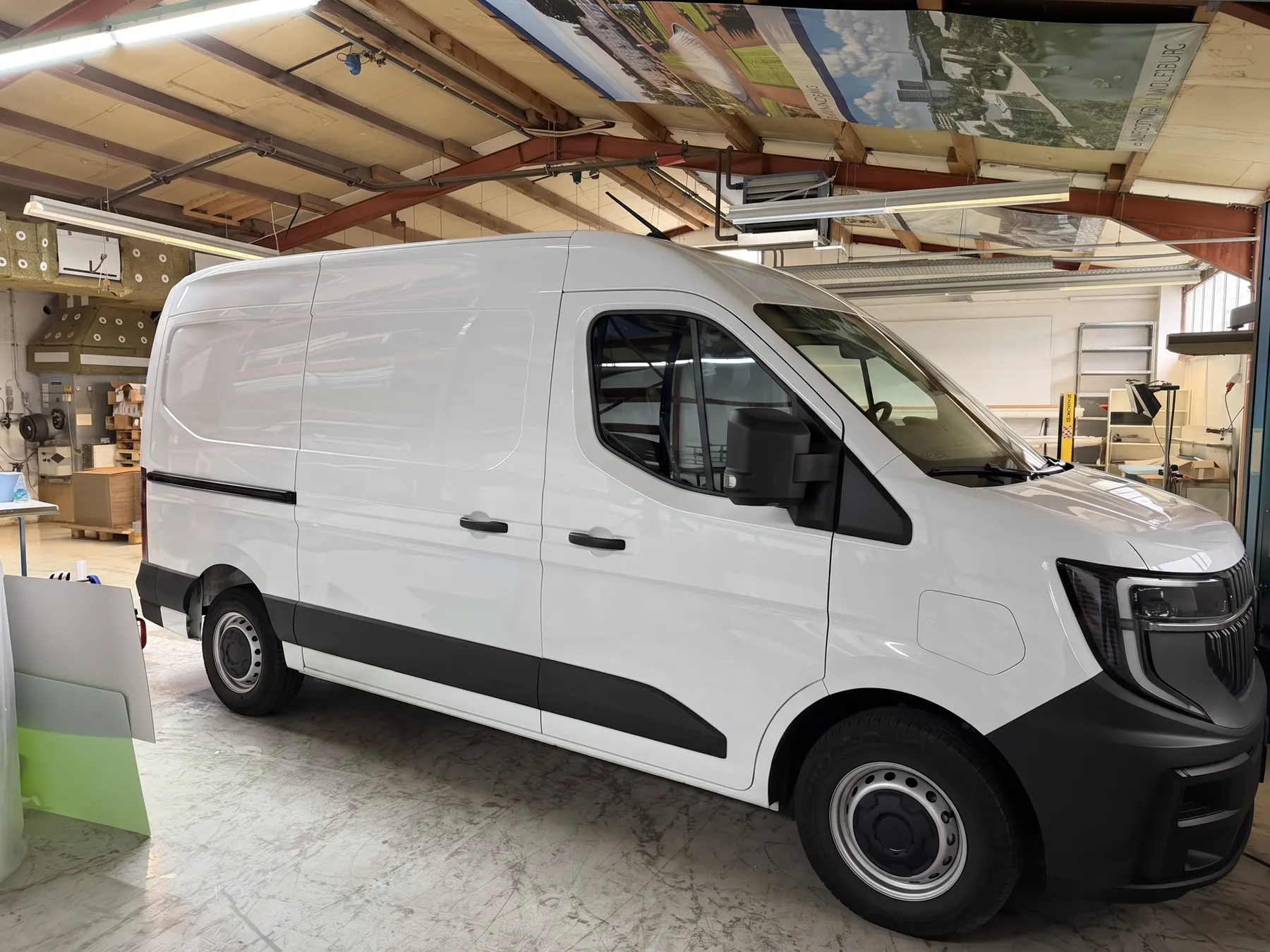 Transporter vor der Beschriftung